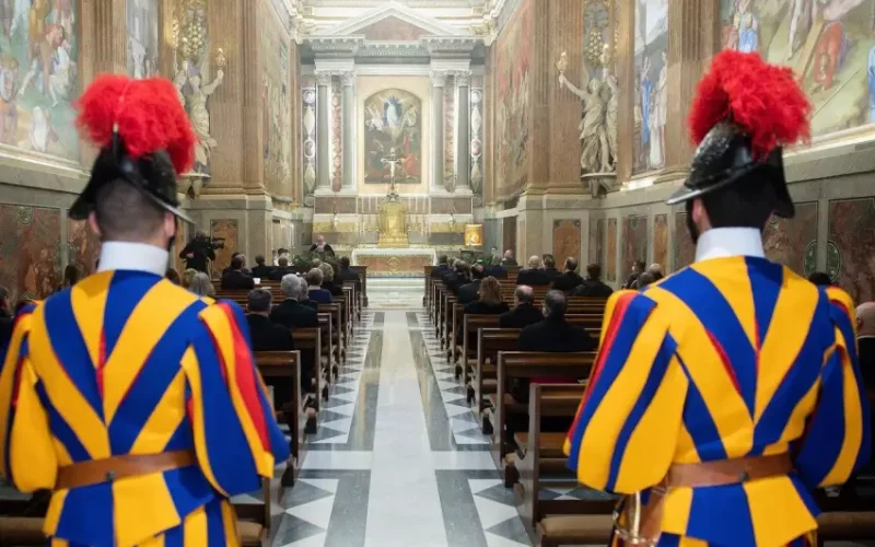 Funcionários do Conclave prestam juramento de sigilo no Vaticano