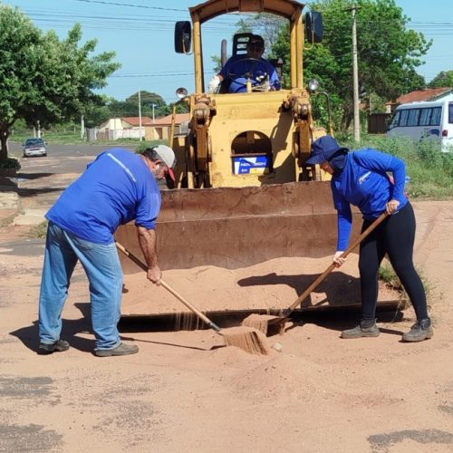 Limpeza de guias e sarjetas no bairro Gasparelli reforça preparação para as chuvas
