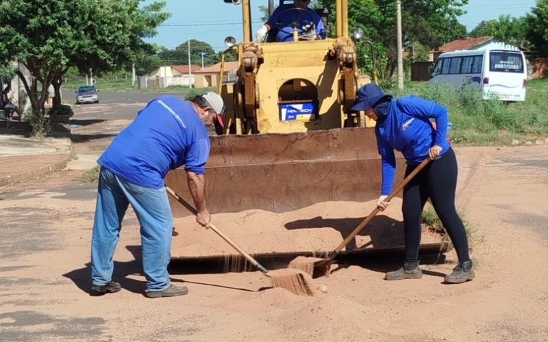Limpeza de guias e sarjetas no bairro Gasparelli reforça preparação para as chuvas
