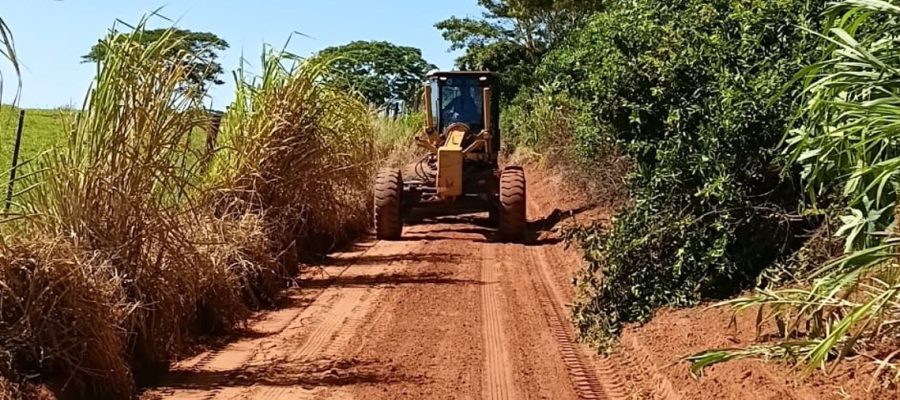 Recuperação de estradas rurais melhora acesso no assentamento Arizona