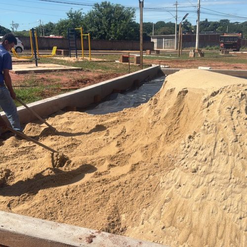 Quadra de areia começa a ser instalada na praça do Pereira Jordão