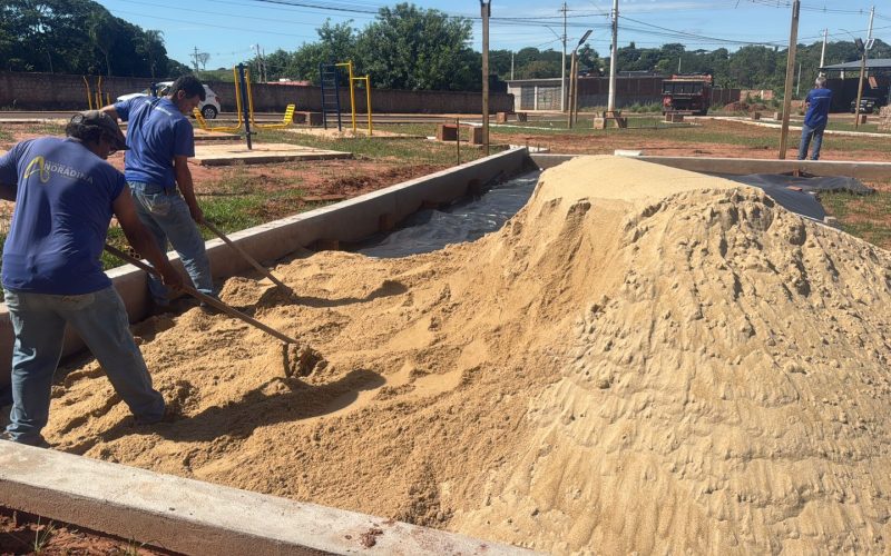 Quadra de areia começa a ser instalada na praça do Pereira Jordão