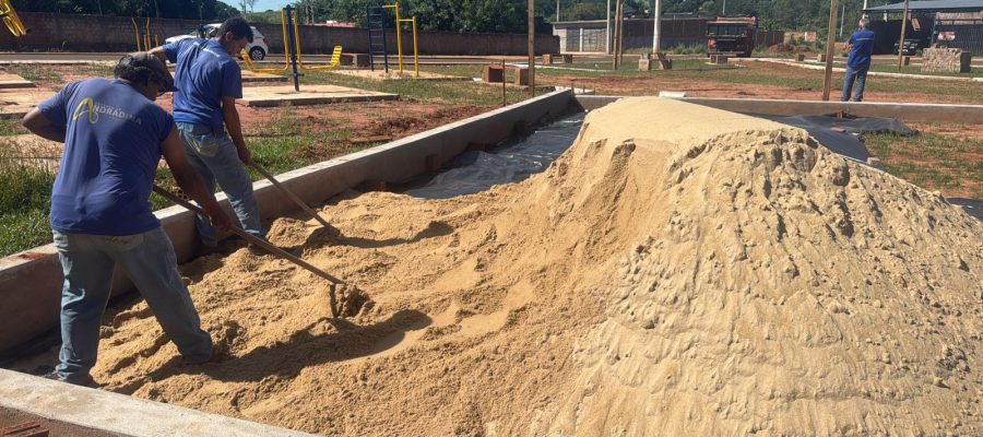 Quadra de areia começa a ser instalada na praça do Pereira Jordão
