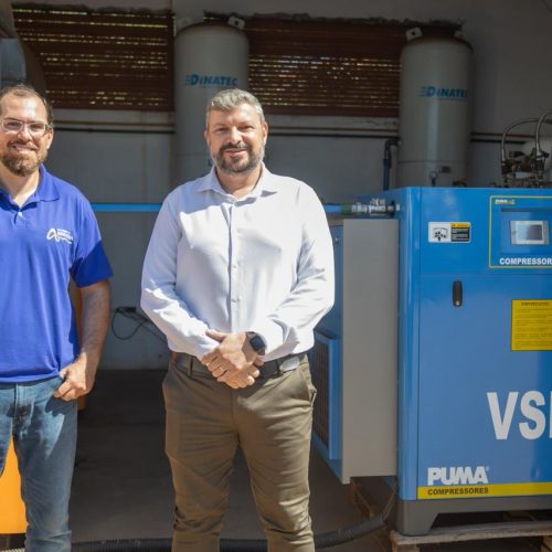 A Santa Casa de Andradina anunciou a aquisição de uma segunda usina de oxigênio, medida que promete ampliar a segurança no atendimento hospitalar e gerar economia significativa aos cofres da instituição. O investimento foi de R$ 480 mil, parcelado em 24 vezes de R$ 20 mil.

De acordo com o diretor administrativo da unidade, Ernesto Junior, a compra representa uma mudança importante na gestão dos recursos. “Nós fizemos a aquisição dessa usina por um valor bem abaixo do que era pago anteriormente em contrato de aluguel. Antes, a Santa Casa tinha um custo superior a R$ 1 milhão, dividido em 60 parcelas de R$ 18 mil, por uma usina semelhante. Agora, além de reduzir custos, passamos a ser proprietários do equipamento”, destacou.

Ernesto ressaltou ainda que a economia obtida com a aquisição própria deve refletir diretamente na manutenção e melhoria dos serviços prestados. “É uma economia importante que vai impactar positivamente o dia a dia da Santa Casa, permitindo investir em outras áreas essenciais do hospital”, completou.

O interventor da Santa Casa, Fernando Canevari, também enfatizou os ganhos operacionais com a nova estrutura. Segundo ele, a segunda usina traz mais segurança no fornecimento de oxigênio, item essencial para o funcionamento hospitalar. “Essa aquisição garante uma segurança muito maior para todo o hospital em relação à produção de oxigênio, além de representar uma grande economia para a instituição”, afirmou.

Canevari também destacou melhorias recentes na infraestrutura elétrica da unidade. “Realizamos uma ação importante no gerador de energia, que agora está mais eficiente. Com isso, afastamos de vez o risco de a Santa Casa ficar sem energia, o que é fundamental para garantir a continuidade dos atendimentos”, explicou.

Com a nova usina e os investimentos em infraestrutura, a Santa Casa de Andradina avança no fortalecimento de sua autonomia operacional e na melhoria das condições de atendimento à população.