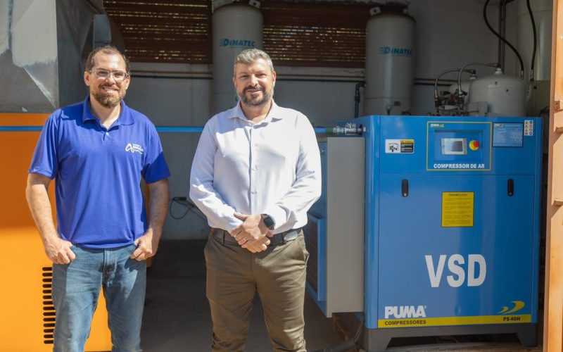 A Santa Casa de Andradina anunciou a aquisição de uma segunda usina de oxigênio, medida que promete ampliar a segurança no atendimento hospitalar e gerar economia significativa aos cofres da instituição. O investimento foi de R$ 480 mil, parcelado em 24 vezes de R$ 20 mil.

De acordo com o diretor administrativo da unidade, Ernesto Junior, a compra representa uma mudança importante na gestão dos recursos. “Nós fizemos a aquisição dessa usina por um valor bem abaixo do que era pago anteriormente em contrato de aluguel. Antes, a Santa Casa tinha um custo superior a R$ 1 milhão, dividido em 60 parcelas de R$ 18 mil, por uma usina semelhante. Agora, além de reduzir custos, passamos a ser proprietários do equipamento”, destacou.

Ernesto ressaltou ainda que a economia obtida com a aquisição própria deve refletir diretamente na manutenção e melhoria dos serviços prestados. “É uma economia importante que vai impactar positivamente o dia a dia da Santa Casa, permitindo investir em outras áreas essenciais do hospital”, completou.

O interventor da Santa Casa, Fernando Canevari, também enfatizou os ganhos operacionais com a nova estrutura. Segundo ele, a segunda usina traz mais segurança no fornecimento de oxigênio, item essencial para o funcionamento hospitalar. “Essa aquisição garante uma segurança muito maior para todo o hospital em relação à produção de oxigênio, além de representar uma grande economia para a instituição”, afirmou.

Canevari também destacou melhorias recentes na infraestrutura elétrica da unidade. “Realizamos uma ação importante no gerador de energia, que agora está mais eficiente. Com isso, afastamos de vez o risco de a Santa Casa ficar sem energia, o que é fundamental para garantir a continuidade dos atendimentos”, explicou.

Com a nova usina e os investimentos em infraestrutura, a Santa Casa de Andradina avança no fortalecimento de sua autonomia operacional e na melhoria das condições de atendimento à população.