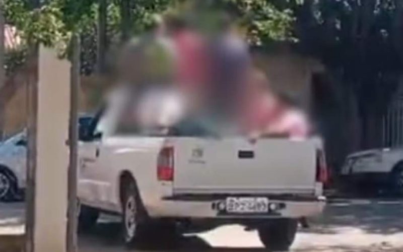 Motorista é afastado após transportar agentes de endemias em caçamba de picape