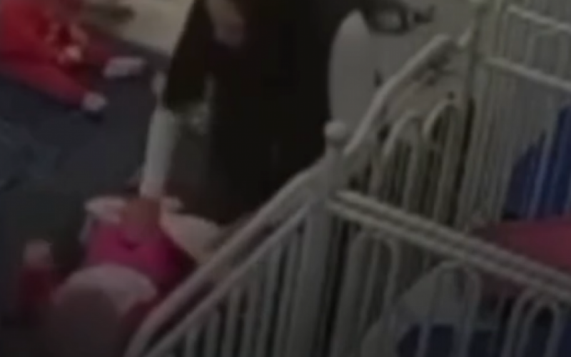 Funcionária de creche gravada agredindo bebês é encontrada morta
