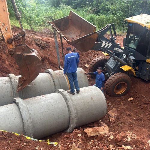 Manutenção em passagem de águas pluviais rua Sebastião Arantes após fortes chuvas