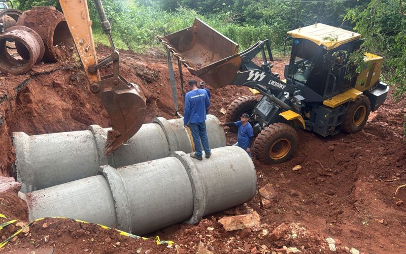 Manutenção em passagem de águas pluviais rua Sebastião Arantes após fortes chuvas