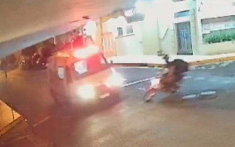 Motociclista fica ferido ao ser atingido por ambulância em Birigui