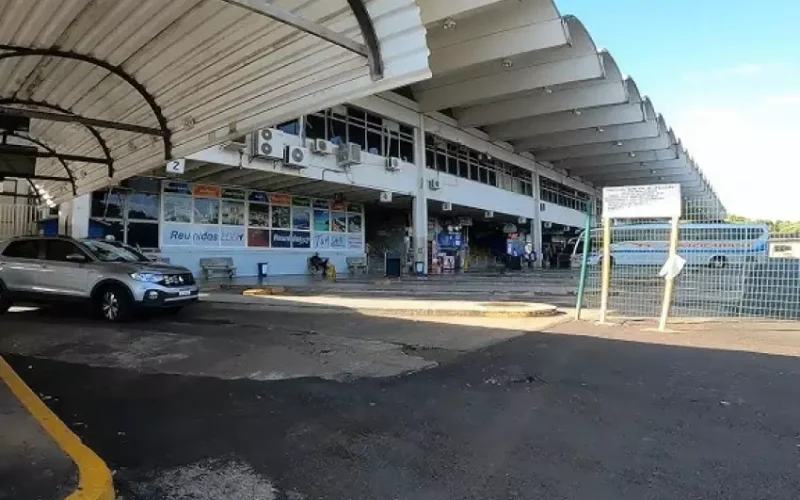 Homem é flagrado espiando mulher em banheiro da rodoviária