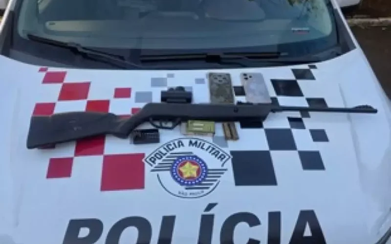 Mulher é presa com espingarda e munições em zona rural