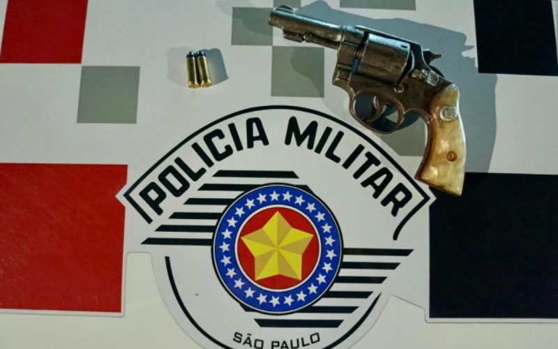 Homem é preso armado em bar após denúncia anônima em Andradina