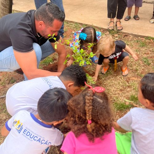 Departamento de Meio Ambiente encerra ações do Dia da Árvore em Andradina com plantio no Projeto Renovo Social