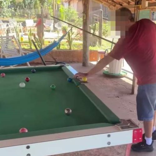 Enquanto filhas vivem o luto, acusado de feminicídio é visto em pesqueiro e revolta família