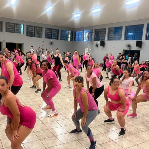 A noite dessa quarta-feira (29) foi marcada por muita energia, música e solidariedade na Fundação Educacional de Andradina. O “Aulão de Fit Dance” com o professor Alex reuniu dezenas de mulheres em um evento vibrante e cheio de significado. A iniciativa partiu dos alunos dos cursos da Fundação, com o objetivo de conscientizar as mulheres sobre a importância da prevenção ao câncer, reforçando que a melhor escolha é se prevenir.
Durante o evento, o clima foi de pura alegria e movimento. As participantes dançaram, sorriram e se envolveram com a energia contagiante da música. Além disso, houve sorteio de diversos brindes, o que tornou a noite ainda mais especial.
A entrada para o aulão foi simbólica: cada participante doou uma caixa de bombom ou uma goiabada, que serão destinadas a instituições de tratamento, reforçando o espírito solidário que marcou o encontro.
Paralelamente, as alunas do curso de Enfermagem aproveitaram o momento para convidar o público a participar da Campanha de Doação de Sangue, uma parceria entre a Fundação Educacional de Andradina, os graduandos do 6º período de Enfermagem e a ONG Matheus Vive. A iniciativa resultará em uma caravana ao Hemocentro de Araçatuba, no dia 22 de novembro de 2025, com saída às 6h da manhã, em frente à Fundação.
O convite é claro e cheio de empatia:
“Doe sangue, doe vida!”
Interessados em participar podem obter mais informações e acompanhar as ações da ONG nas redes sociais:
Instagram: @_matheus_vive
Facebook: @matheusboaventuravive