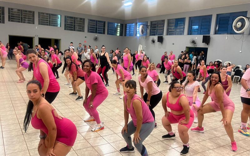 A noite dessa quarta-feira (29) foi marcada por muita energia, música e solidariedade na Fundação Educacional de Andradina. O “Aulão de Fit Dance” com o professor Alex reuniu dezenas de mulheres em um evento vibrante e cheio de significado. A iniciativa partiu dos alunos dos cursos da Fundação, com o objetivo de conscientizar as mulheres sobre a importância da prevenção ao câncer, reforçando que a melhor escolha é se prevenir. Durante o evento, o clima foi de pura alegria e movimento. As participantes dançaram, sorriram e se envolveram com a energia contagiante da música. Além disso, houve sorteio de diversos brindes, o que tornou a noite ainda mais especial. A entrada para o aulão foi simbólica: cada participante doou uma caixa de bombom ou uma goiabada, que serão destinadas a instituições de tratamento, reforçando o espírito solidário que marcou o encontro. Paralelamente, as alunas do curso de Enfermagem aproveitaram o momento para convidar o público a participar da Campanha de Doação de Sangue, uma parceria entre a Fundação Educacional de Andradina, os graduandos do 6º período de Enfermagem e a ONG Matheus Vive. A iniciativa resultará em uma caravana ao Hemocentro de Araçatuba, no dia 22 de novembro de 2025, com saída às 6h da manhã, em frente à Fundação. O convite é claro e cheio de empatia: “Doe sangue, doe vida!” Interessados em participar podem obter mais informações e acompanhar as ações da ONG nas redes sociais: Instagram: @_matheus_vive Facebook: @matheusboaventuravive