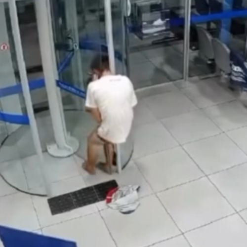 Ladrão fica entalado sem calça em porta giratória de banco