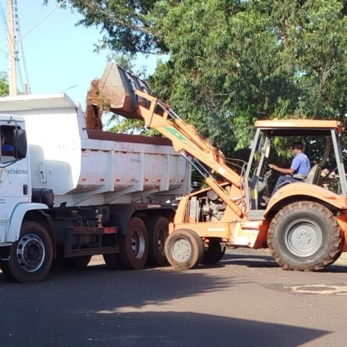 Equipe de obras realiza retirada de materiais no Barbarotto