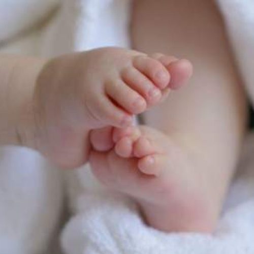 Bebê de 7 meses morre após se engasgar