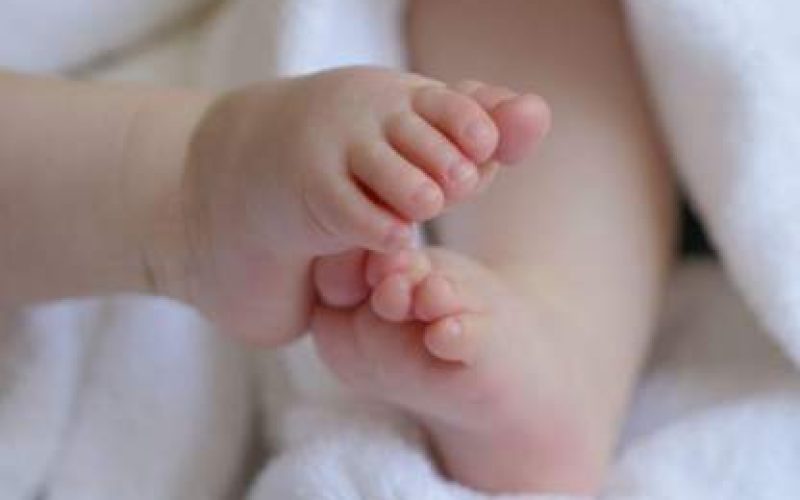 Bebê de 7 meses morre após se engasgar