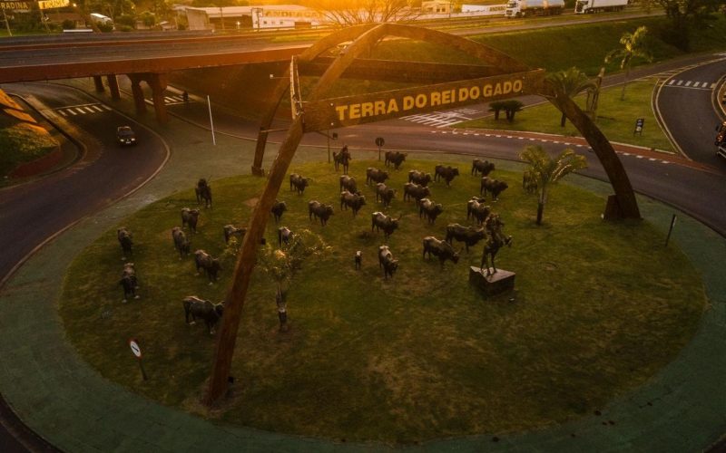 Som do berrante é incorporado ao Monumento ao Rei do Gado em Andradina