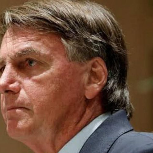 Bolsonaro tem 24h para explicar arma apreendida com PM