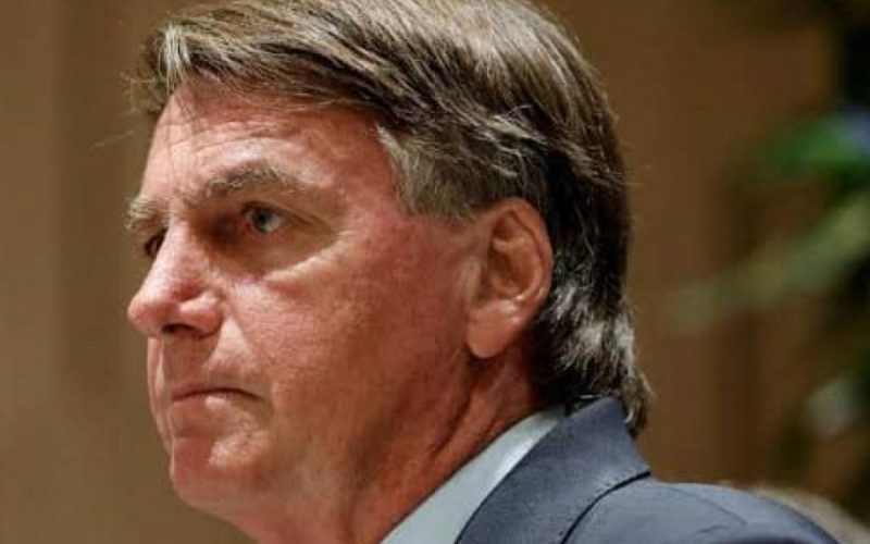 Bolsonaro tem 24h para explicar arma apreendida com PM