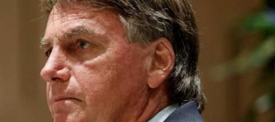 Bolsonaro tem 24h para explicar arma apreendida com PM