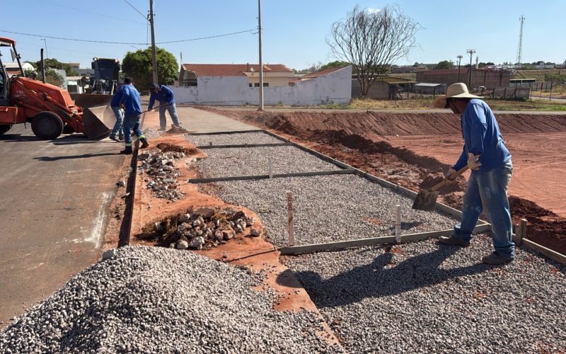Prefeitura de Andradina inicia construção da calçada do Centro Poliesportivo da Vila Messias