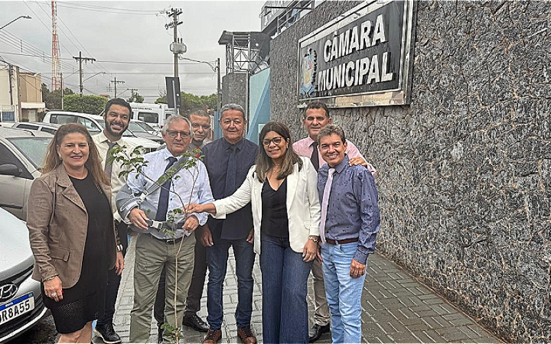 Câmara de Andradina marca início da primavera com plantio de ipês