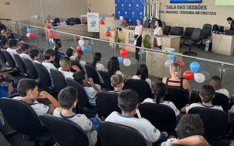 Câmara de Andradina recebe alunos para palestra sobre cidadania e uso responsável do dinheiro público