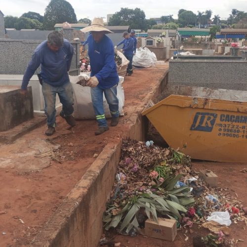 Equipe do Almoxarifado faz limpeza no Campo Santo de Andradina