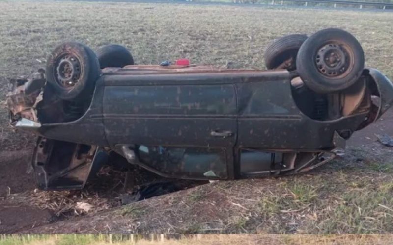 Jovem fica ferido em capotamento na Rondon