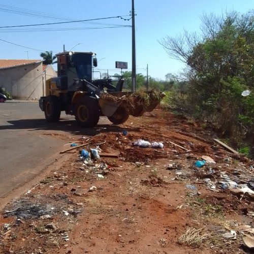 Prefeitura de Andradina intensifica limpeza e combate ao descarte irregular de entulhos no bairro Castanheiras
