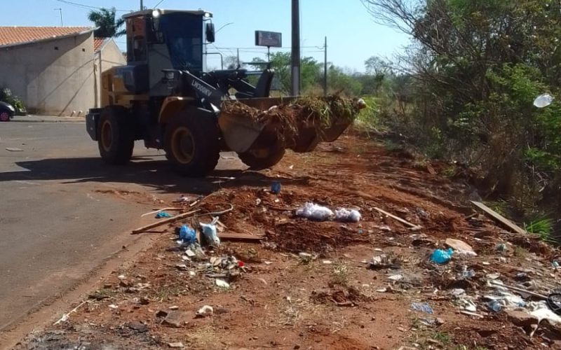 Prefeitura de Andradina intensifica limpeza e combate ao descarte irregular de entulhos no bairro Castanheiras