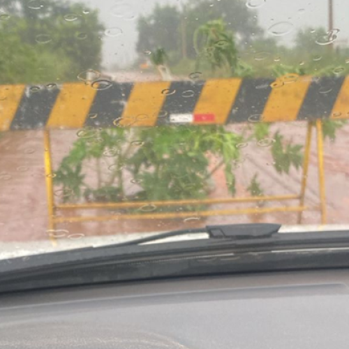 Chuva abre grande buraco na Estrada da Graça e Prefeitura de Castilho sinaliza trecho para evitar acidentes