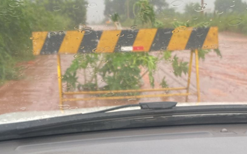 Chuva abre grande buraco na Estrada da Graça e Prefeitura de Castilho sinaliza trecho para evitar acidentes