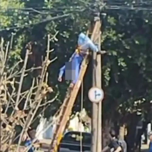 Técnico leva choque e fica pendurado em escada