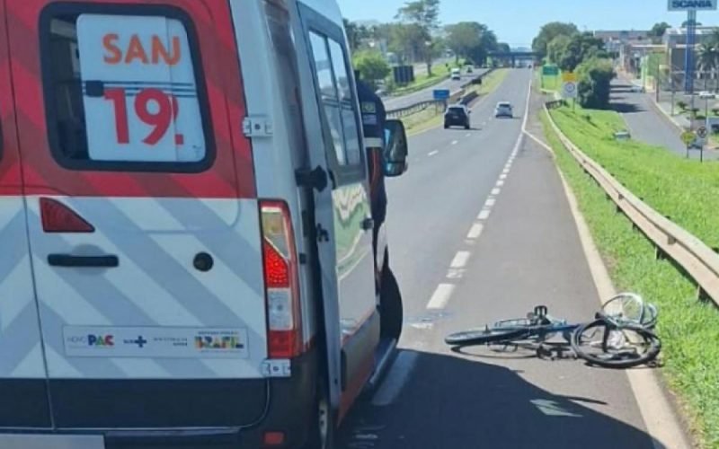Ciclista fica ferido após colisão com caminhão na Rondon