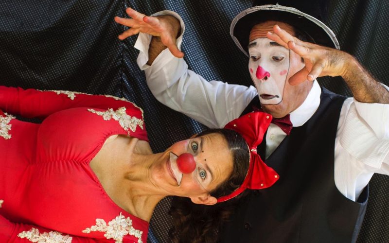 Apresentações integram o Projeto Itinerantes e acontecem nos dias 16 e 17 de outubro na Escola Humberto Passarelli e no Centro Cultural Pioneiros

O circo vai onde o povo está! E a próxima parada da premiada Família Burg será Andradina (SP), com o espetáculo de magia cômica “Mistérius”. Com entrada gratuita, as apresentações acontecem na próxima quinta-feira (16/10), às 13h30, na Escola Humberto Passarelli, e na sexta-feira (17/10), às 19h30, no Centro Cultural Pioneiros de Andradina.

Com duração de 50 minutos e classificação livre, o espetáculo combina mágica, ilusionismo e palhaçaria, resgatando a tradição circense com uma linguagem contemporânea, acessível e interativa. A montagem integra o Projeto Itinerantes, realizado com apoio do Governo do Estado de São Paulo, via ProAC ICMS, com patrocínio da Neoenergia Elektro e do Instituto Neoenergia. Em Andradina, a iniciativa conta com apoio das secretarias municipais de Cultura e de Educação.

Criado e encenado pelos artistas Ivens Burg e Joana Piza, “Mistérius” reúne números clássicos de acrobacias cômicas e truques de grande ilusão, com orientação do mágico Márcio Parma, do manipulador argentino Abel Saavedra e do renomado palhaço italiano Leris Colombaioni, mestre da Commedia dell’Arte.

Segundo Joana Piza, o projeto busca democratizar o acesso à cultura, levando o circo a diferentes espaços — escolas, teatros, praças e feiras — e promovendo o riso como ferramenta de conexão e criatividade. “Queremos valorizar a tradição circense e ampliar o acesso, com inclusão e interação com a plateia”, afirma a artista.

A circulação inclui intérprete de Libras e audiodescrição, garantindo acessibilidade. No total, serão realizadas 20 apresentações em 10 cidades paulistas.

Tradição e reinvenção
A Família Burg, com mais de duas décadas de história, é radicada em Campinas (SP) e se dedica à pesquisa da palhaçaria tradicional e contemporânea. Com um repertório baseado em improviso, comicidade e jogos cênicos, o grupo mantém viva a essência do circo.

Em “Mistérius”, os palhaços Gonçalves e Sobolha conduzem a plateia por um universo de surpresas e gargalhadas. “O contraste entre a expectativa da mágica e o humor da palhaçaria cria uma dinâmica envolvente e divertida”, destaca Ivens Burg.

Ao final, o espetáculo deixa uma mensagem clara: o riso e a imaginação são ferramentas poderosas para conectar pessoas de todas as idades. “O público é parte da cena, convidado a se surpreender e criar suas próprias conexões”, concluem os artistas.

SERVIÇO
Espetáculo “Mistérius” – Família Burg
📍 Quinta-feira (16/10), às 13h30
Escola Humberto Passarelli – Rua Guiomar Soares de Andrade, 635, Jardim Europa – Andradina
📍 Sexta-feira (17/10), às 19h30
Centro Cultural Pioneiros de Andradina – Av. Guanabara, 2040, Centro – Andradina
🎟 Entrada gratuita
📲 Mais informações: @circo_familiaburg