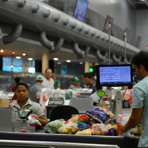 Governo adia por 90 dias regra sobre trabalho no comércio em feriados