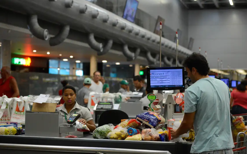Governo adia por 90 dias regra sobre trabalho no comércio em feriados