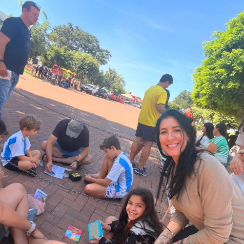 Paixão pela Copa reúne famílias em Andradina e transforma praça em grande encontro de colecionadores