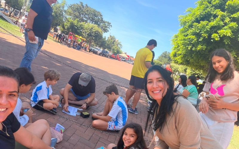 Paixão pela Copa reúne famílias em Andradina e transforma praça em grande encontro de colecionadores