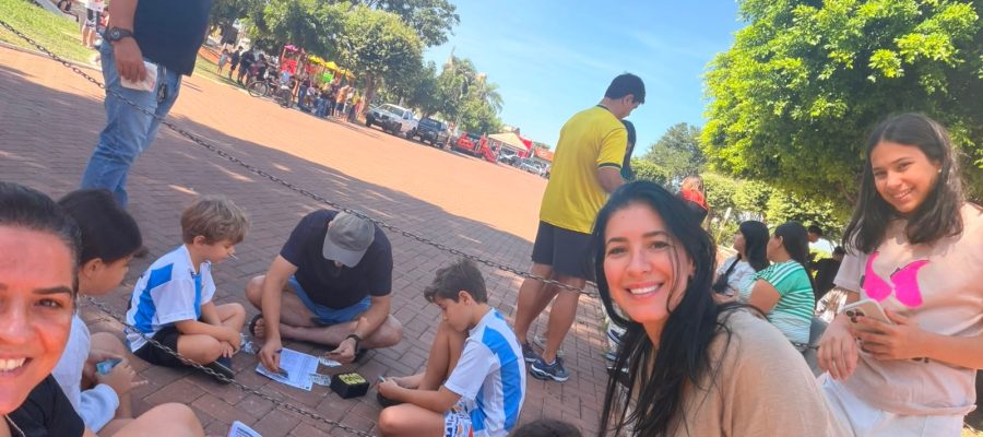 Paixão pela Copa reúne famílias em Andradina e transforma praça em grande encontro de colecionadores