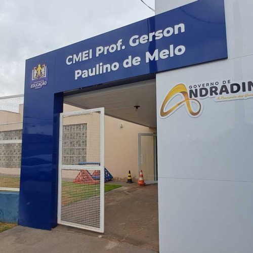 A Prefeitura de Andradina vai entregar nesta terça-feira (3), às 10h30, as obras de ampliação e reforma no Centro de Educação Infantil “Prof. Gerson Paulino de Melo”, no bairro Nova Canaã Segundo o engenheiro Geraldo Pilla, Secretário de Obras do Governo de Andradina, na reforma foram investidos cerca de R$ 2,7 milhões em mais de 1500 metros quadrados de obras

A Secretária da Educação Estela Goda afirmou que a Gerson Paulino representa o fim da falta de vagas em creches de Andradina. “O local abre 150 vagas, sendo 80 para creches e 70 para Educação infantil”, explicou.   
 
O atual déficit são de exatamente 80 vagas. Com a construção de mais uma creche,  a “Isabel Pízzo 2” (São João), com mais 80, então a cidade vai passar a ter vagas mais que suficientes”, disse Geraldo. A possibilidade de ampliação de atendimento da Creche Stella Maris, na Fundação Educacional de Andradina, vai deixar o quadro ainda mais favorável.

 
Gerson Paulino    

 A unidade escolar homenageia o professor Gerson Paulino de Melo, natural de Capivari, estado de São Paulo, nascido no dia 16 de novembro de 1935. Filho de Antônio de Melo e de Benedita Ferreira de Melo, formou-se no Curso Normal de Formação de Professores Primários em sua cidade natal.  

Era o caçula de uma família de cinco filhos, todos formados professores.  Iniciou sua carreira no Magistério Público Oficial do Estado de São Paulo, em Andradina, na Fazenda Primavera. Alguns anos depois, transferiu-se para a Escola Estadual Francisco Teodoro de Andrade.

O pai era músico e maestro da Banda Municipal que nos anos 70 e 80 animava as festividades e eventos da cidade e o Prof. Gerson era um dos integrantes da Banda, tocando saxofone. 

Era uma pessoa muito engajada na comunidade participando de ações culturais, filantrópicas, sociais e comunitárias, sempre em prol daqueles que necessitavam de ajuda.