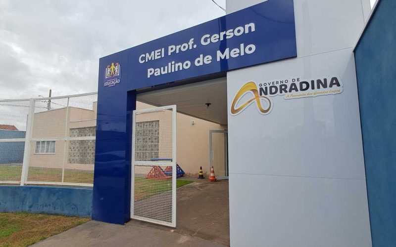 A Prefeitura de Andradina vai entregar nesta terça-feira (3), às 10h30, as obras de ampliação e reforma no Centro de Educação Infantil “Prof. Gerson Paulino de Melo”, no bairro Nova Canaã Segundo o engenheiro Geraldo Pilla, Secretário de Obras do Governo de Andradina, na reforma foram investidos cerca de R$ 2,7 milhões em mais de 1500 metros quadrados de obras

A Secretária da Educação Estela Goda afirmou que a Gerson Paulino representa o fim da falta de vagas em creches de Andradina. “O local abre 150 vagas, sendo 80 para creches e 70 para Educação infantil”, explicou.   
 
O atual déficit são de exatamente 80 vagas. Com a construção de mais uma creche,  a “Isabel Pízzo 2” (São João), com mais 80, então a cidade vai passar a ter vagas mais que suficientes”, disse Geraldo. A possibilidade de ampliação de atendimento da Creche Stella Maris, na Fundação Educacional de Andradina, vai deixar o quadro ainda mais favorável.

 
Gerson Paulino    

 A unidade escolar homenageia o professor Gerson Paulino de Melo, natural de Capivari, estado de São Paulo, nascido no dia 16 de novembro de 1935. Filho de Antônio de Melo e de Benedita Ferreira de Melo, formou-se no Curso Normal de Formação de Professores Primários em sua cidade natal.  

Era o caçula de uma família de cinco filhos, todos formados professores.  Iniciou sua carreira no Magistério Público Oficial do Estado de São Paulo, em Andradina, na Fazenda Primavera. Alguns anos depois, transferiu-se para a Escola Estadual Francisco Teodoro de Andrade.

O pai era músico e maestro da Banda Municipal que nos anos 70 e 80 animava as festividades e eventos da cidade e o Prof. Gerson era um dos integrantes da Banda, tocando saxofone. 

Era uma pessoa muito engajada na comunidade participando de ações culturais, filantrópicas, sociais e comunitárias, sempre em prol daqueles que necessitavam de ajuda.
