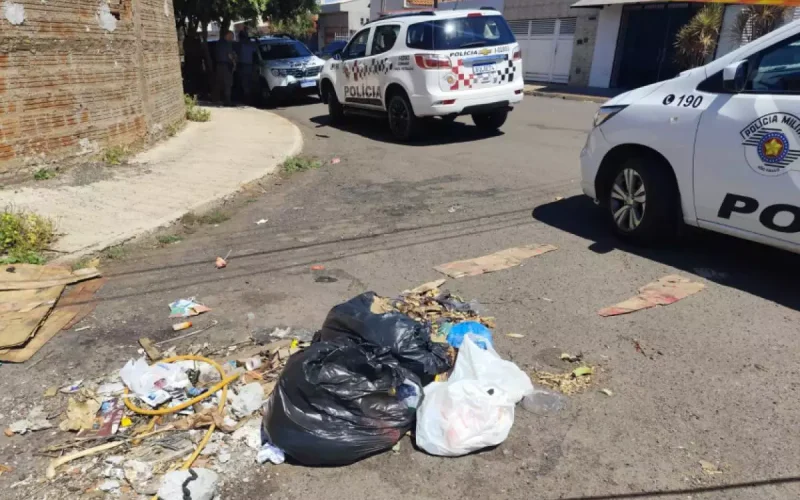 Mãe acusada de jogar recém-nascido no lixo é presa pela PM