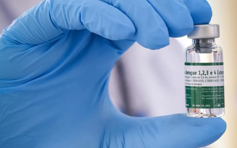 Começa vacinação de 1,2 milhão de profissionais de saúde contra dengue